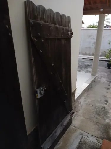 Portões em Madeira Antiga Forte (Garagem R$ 500 / Social R$ 200)