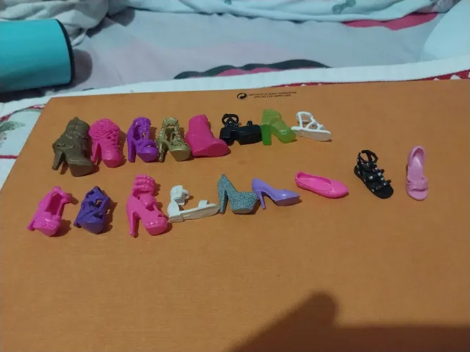 Pé de cada Sapatinho de bonecas peço referente a cada umtroco por lote de bonecas barbie 