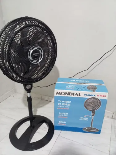 Som, fogão e ventilador. 