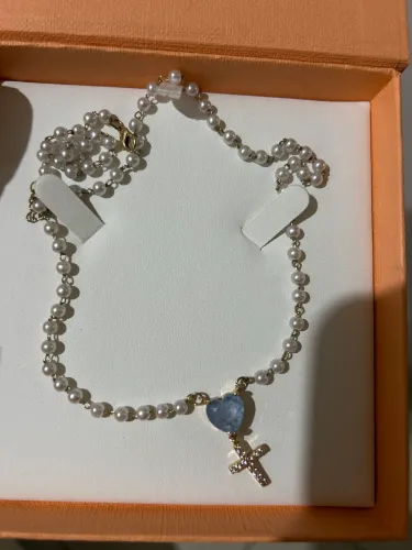 Colar crucifixo em pérolas