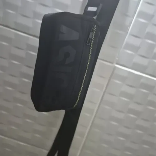 Bag da Asics pequena preta 3 bolsos prática, cabe bastante objetos menores- unissex 