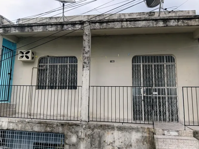 Alugo 1 casa padrão normal