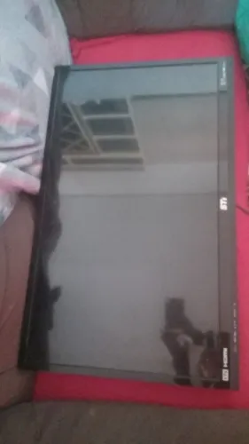 Tv 32 com defeito na entrada hdmi tem que trocar , acompanha controle