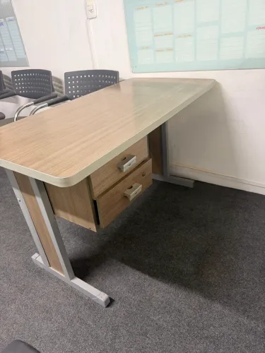 Mesa com gaveta escritório