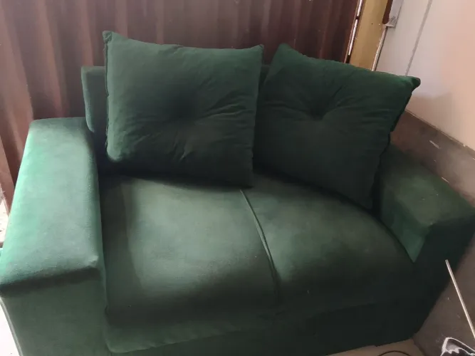 Vendo um estofado de dois lugar em bom estado de conservação