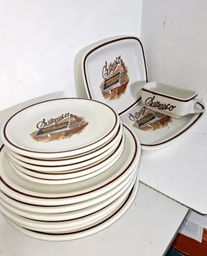 Antigo conjunto para churrasco executado em porcelana de ótima manufatura nacional