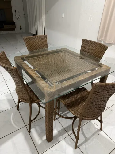 Jogo de mesa com cadeiras em fibra com tampo de vidro