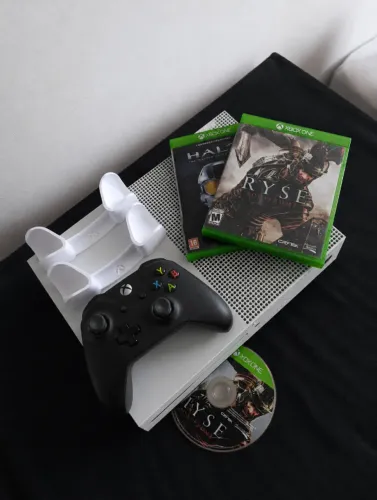 Xbox one S 720gb SUPER CONSERVADO 1 controle + 2 jogos