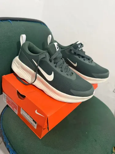 Vendo ou troco tênis ? da Nike novo só usei uma vez só cuida menino ótimo pra atividade
