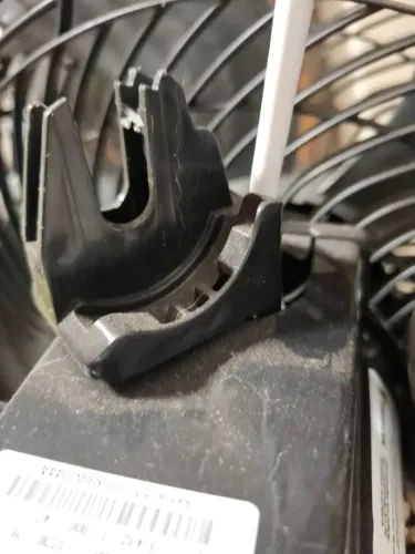 Ventilador Danificado no Suporte