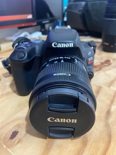 Canon SL2 com lente do Kit 18-55mm e bateria extra.