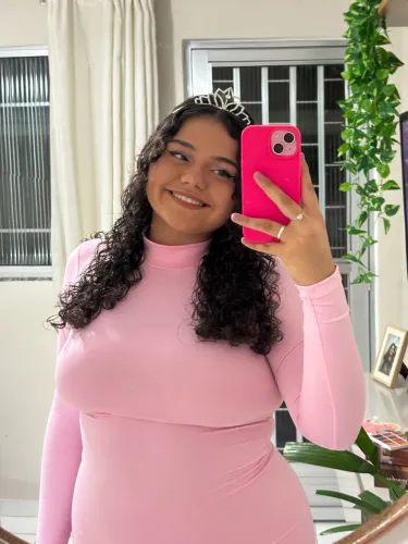Vestido curto rosa tubinho e manga longa