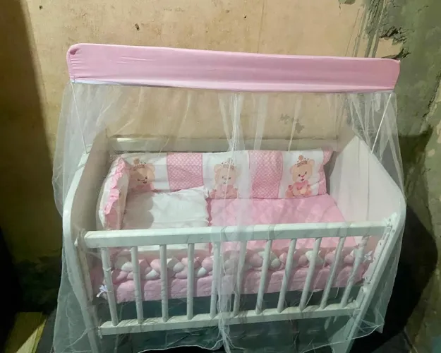 Mini berço com grade móvel acompanha com colchão e kit berço 