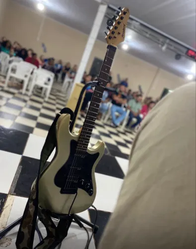 Troco em baixo guitarra strinberg 