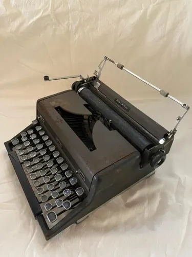 Máquina de Escrever Antiga. Peça de museu!