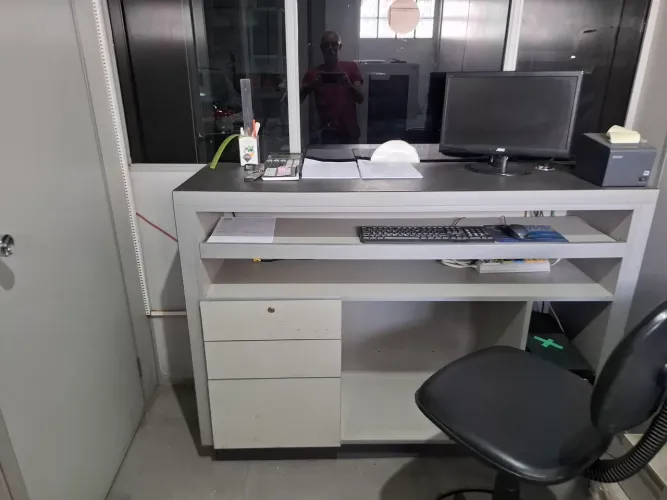 Vendo bancada e armário projetado para escritório