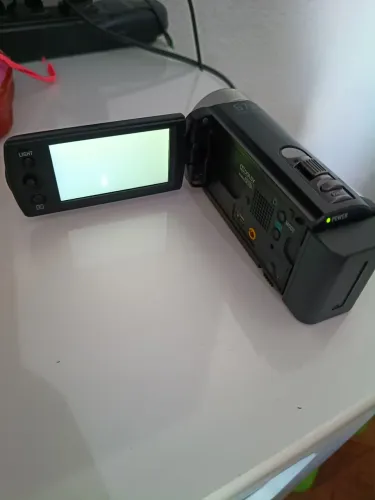 Máquina filmadora retrô,ano de 2012 Sony com tela branca DCRSK21