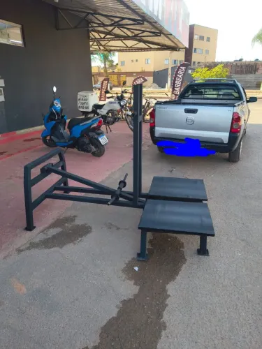 Maquina agachamento sumo