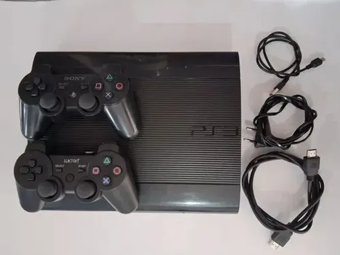 PS3 Super Slim Desbloqueado + 2 Cabos de Carga + Cabos Originais (Muito Conservado)