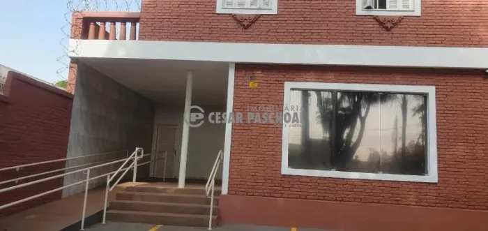 Casa Comercial Jardim América Sobrado comercial, bastante amplo, ótima localização em uma