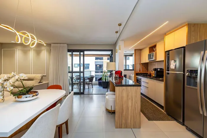 Apartamento semi-mobiliado com móveis planejados e 3 vagas à venda Cabral- Curitiba