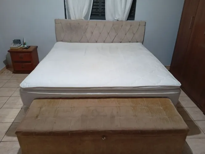 Cama king +baú+ cabeceira de parede+ 1 criado mudo