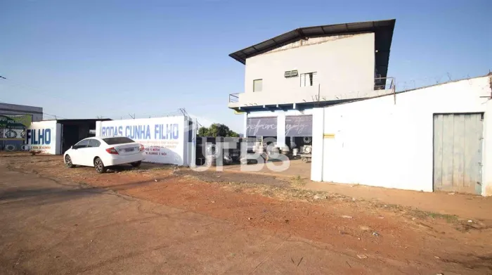 Galpão com Casa residencial de frente para a GO-080
