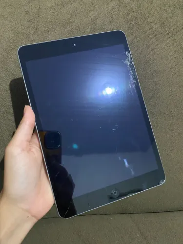 iPad Mini 2 16GB Prata + Caneta ? Funcionando ? Tela Trincada