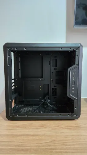 Gabinete Coolermaster MasterBox Q300L com detalhe