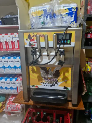 Maquina de Sorvete semi nova 