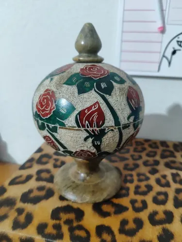 Linda bombonieri antiga em pedra sabão 