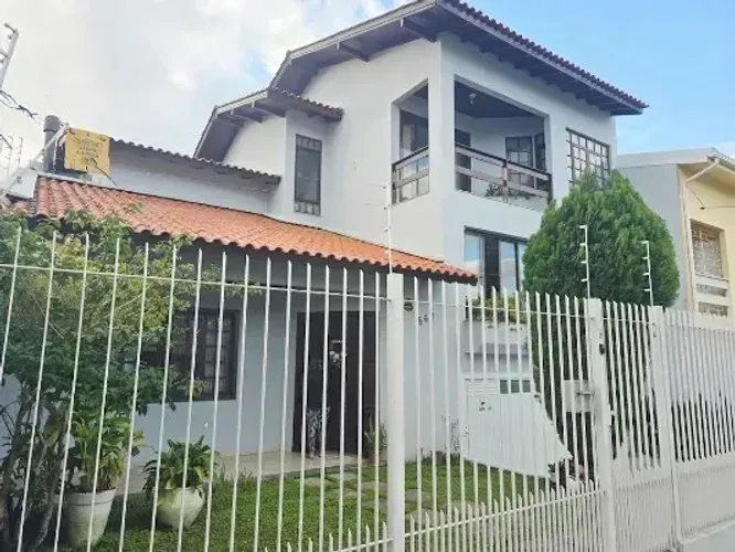 Linda Residência de 2 Pisos + Subsolo - Com piscina.
