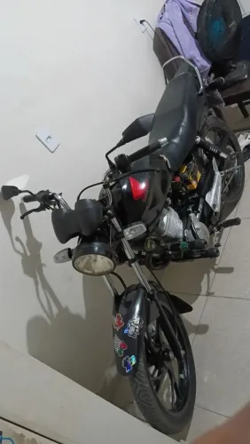 Vendo esa linda titan 150 2004 legalizada no ponto de transferir e so pea e anda
