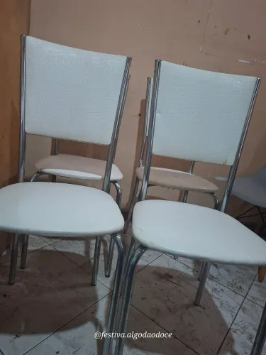 Conjunto cadeiras de ferro com forro corrido branco 