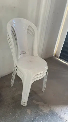 3 Cadeiras de plástico por 100$