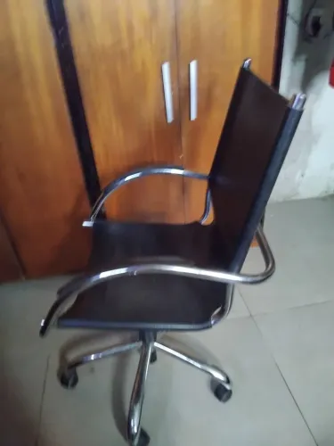 Cadeira de couro legítimo giratório em cromo