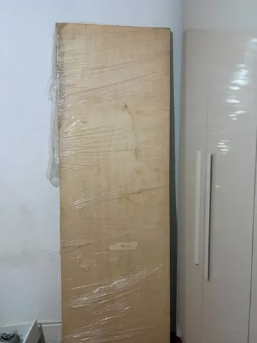 Porta de madeira maciça incompleta