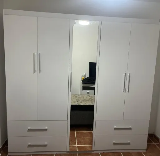 Guarda-Roupa Casal Branco 5 Portas com Espelho e 4 Gavetas