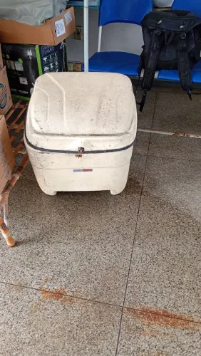 Vende-se baú para moto de fibra com suporte