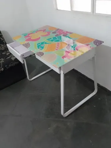 Sofás 1 e 2 lugares e mesa ferro e tampo blindex decorado