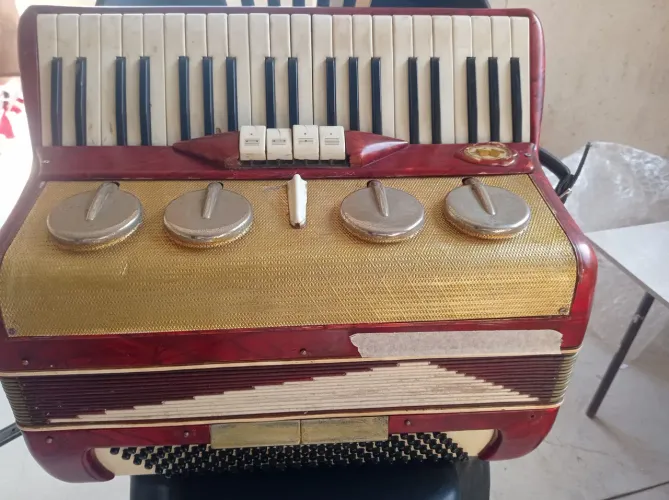 Acordeon Veronese 120 baixos em 3/5 de voz