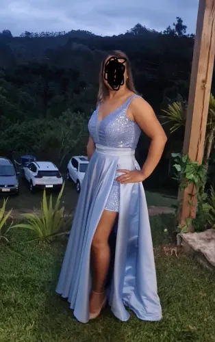 Vestido de festa azul celeste com macaquinho brilhante e saia