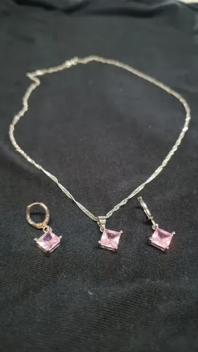Conjunto de Prata com pingente e brincos.