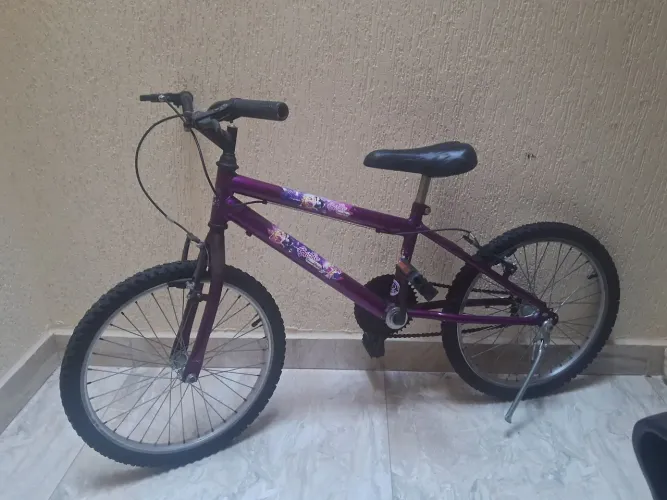 Bicicleta Aro 20 da Barbie usada