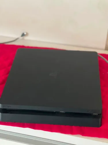 PS4 SLIM COM LEITOR DE DISCO 1TB + 1 CONTROLE ORIGINAL