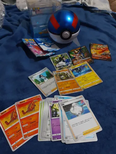 Lote com cartas pokémon chinesas + pokébola