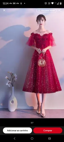 Vestido de festa vermelho com brilho.
