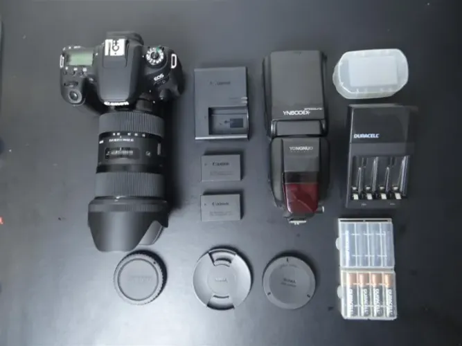Kit Canon EOS 77D + Lente Sigma 18-35mm f/1.8 Art + Flash + Alça Couro + Extras