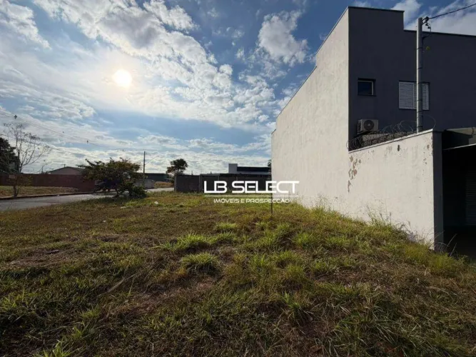 Terreno no bairro Novo Mundo com 354 metros quadrados.