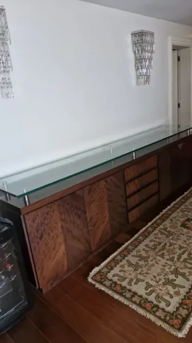 Buffet de madeira e tampo de vidro